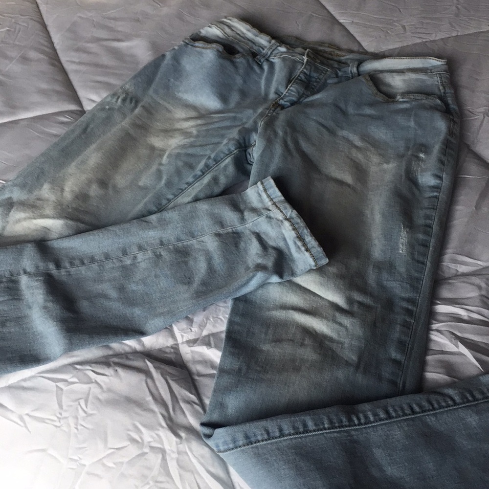Jeans pâle écorchée